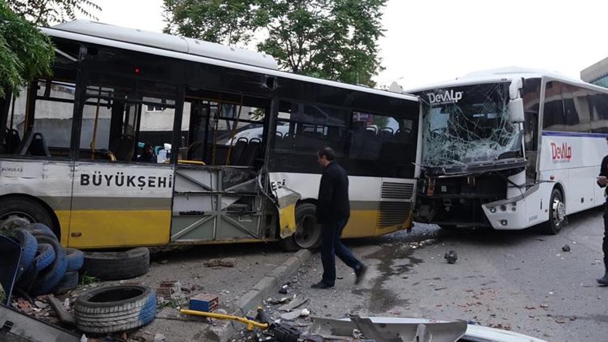 Bursa'da servis otobüsünün çarptığı halk otobüsü iş yerine girdi: 2 yaralı