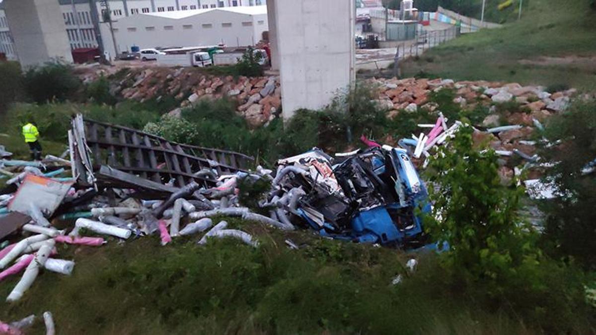 Viyadükten dere yatağına düşen TIR'ın şoförü hayatını kaybetti