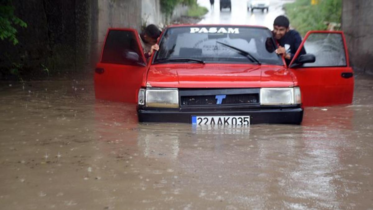 Edirne'de kuvvetli yağmur! Evleri su bastı, araçlar yolda kaldı