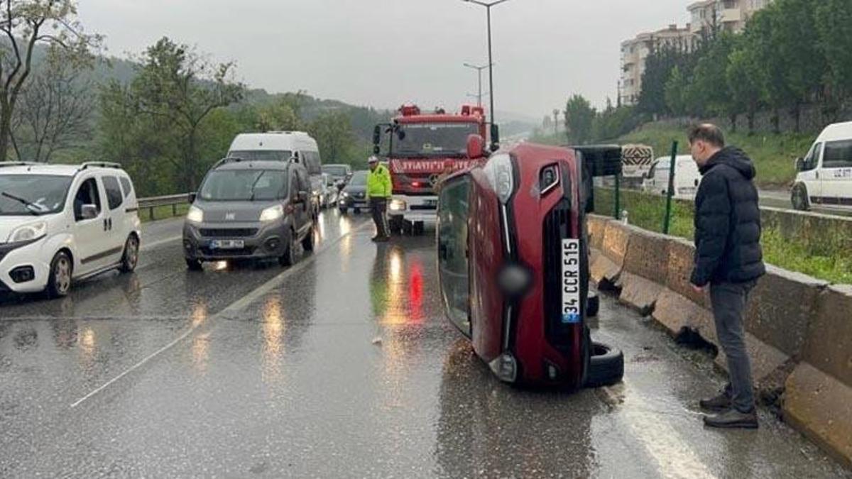 İstanbul'da su birikintisi nedeniyle kontrolden çıkan araç takla attı