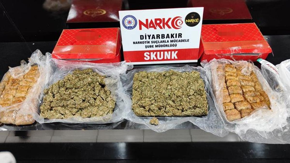 Üstü baklava ile kapatılmış tatlı kutularının içinden uyuşturucu çıktı