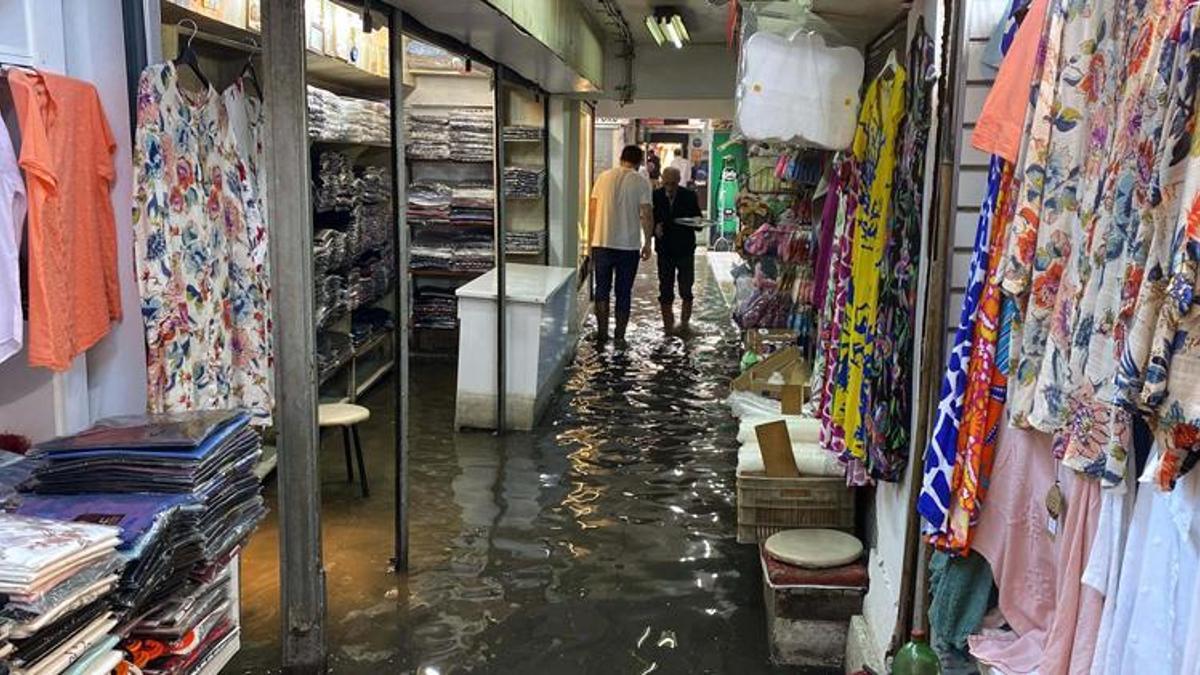 İzmir'de sağanak; Tarihi Kemeraltı Çarşısı'nda iş yerlerini su bastı
