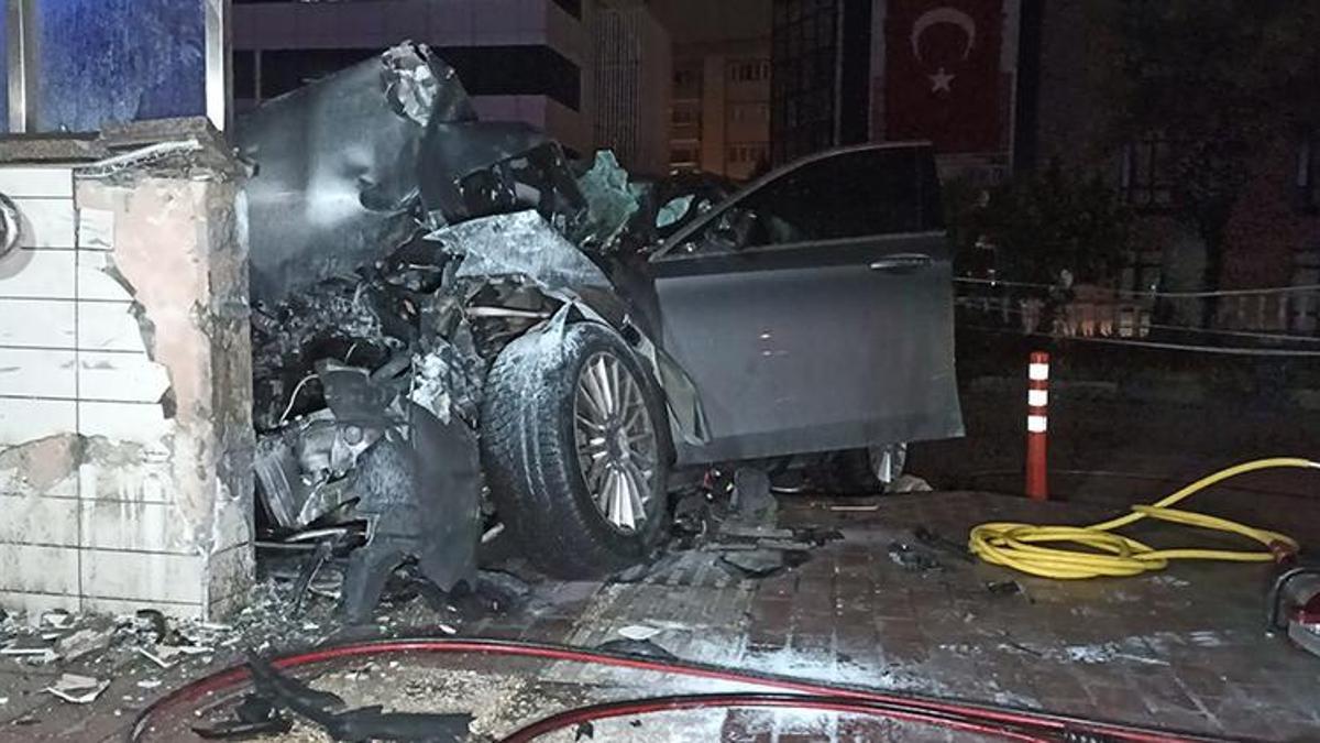 Bursa'da feci kaza! Araç metro istasyonunun alt geçidine çarptı: 3 ölü 1 yaralı