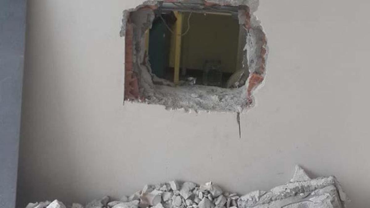 Bankayı soymak için yan taraftaki iş yerinin duvarını deldi!