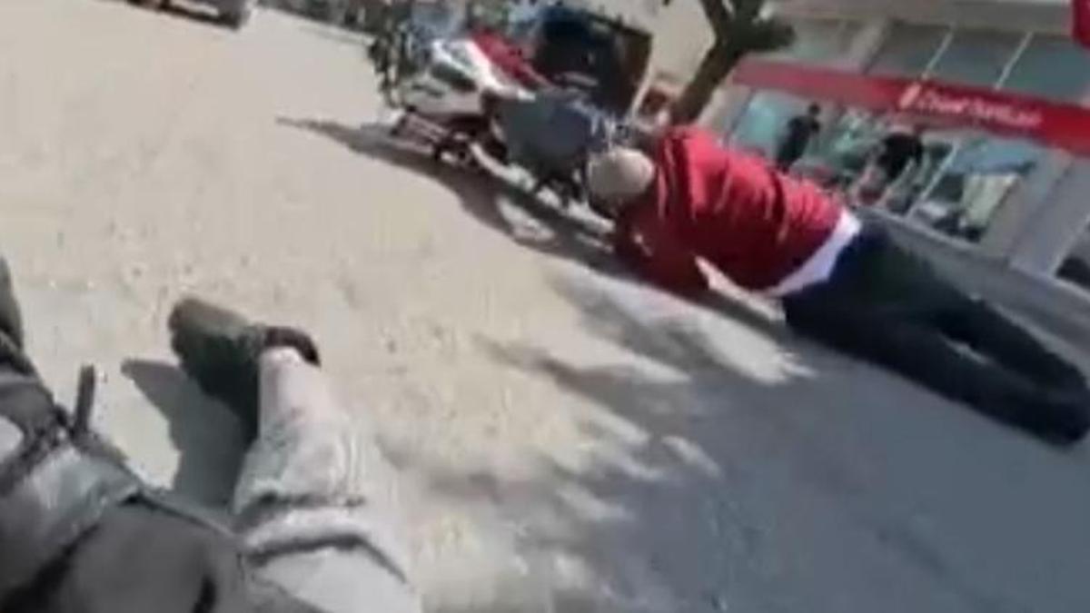 Motosiklet sürücüsü yayalara çarpmamak için kendini feda etti