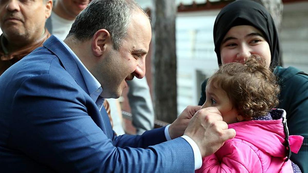 Bakan Varank, depremzedelerle buluştu