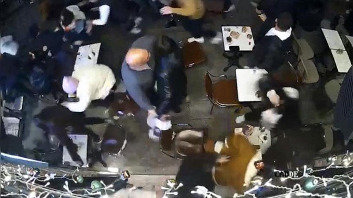 Galata’da dehşet anları! “Ölmek istiyorum” diyerek şüpheli çantayı fırlattı çığlık çığlığa kaçarken birbirlerini ezdiler