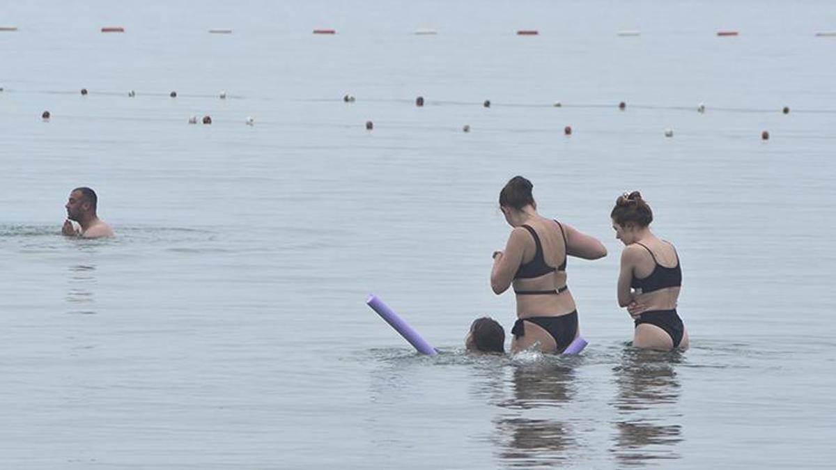 Bodrum'da turistler yağmura rağmen denize girdi
