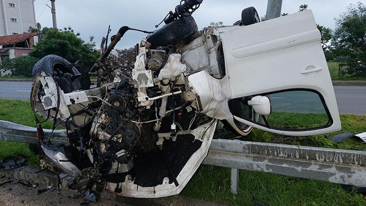 Bariyere çarpan hafif ticari araç takla attı: 1'i ağır 2 yaralı