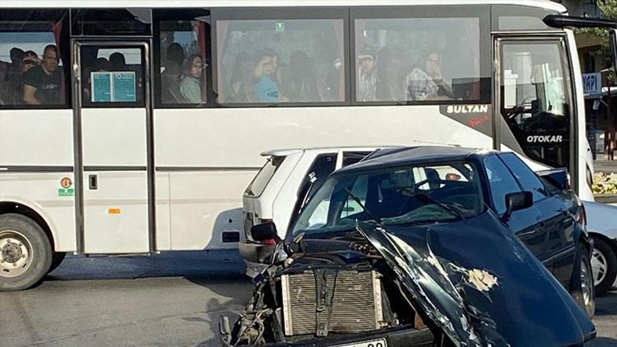Antalya'da servis aracı otomobille çarpıştı: 12 yaralı