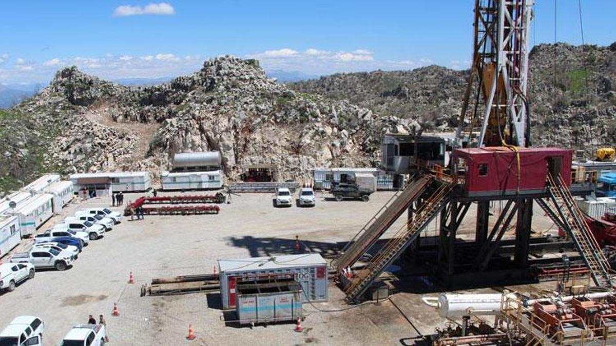 Gabar'dan bir müjde daha geldi! Şırnak Valisi: Artezyen kuyusundan petrol çıktı