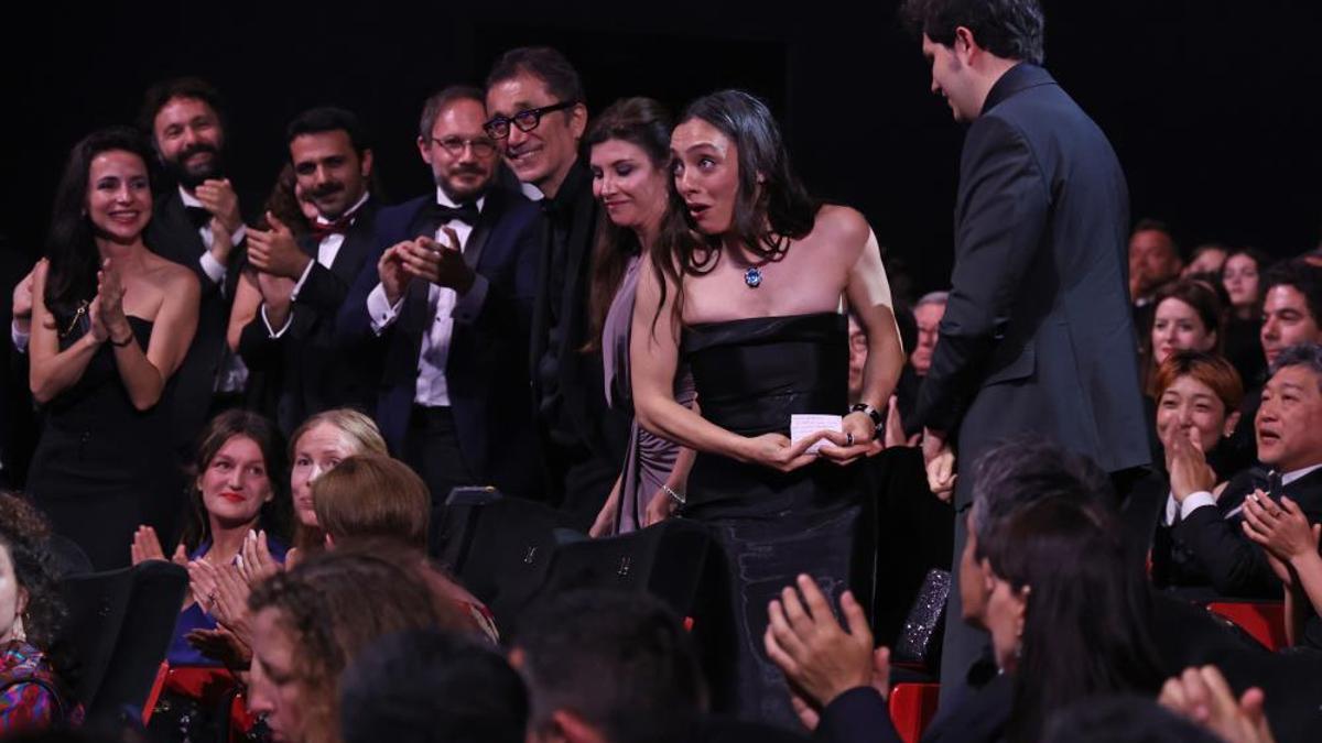 Merve Dizdar Cannes Film Festivali'nde en iyi kadın oyuncu ödülünü aldı