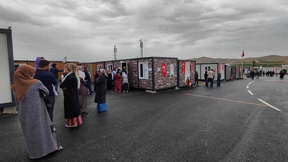 Malatya'da 'depremzede seçmenler' konteynerde oy kullanıyor
