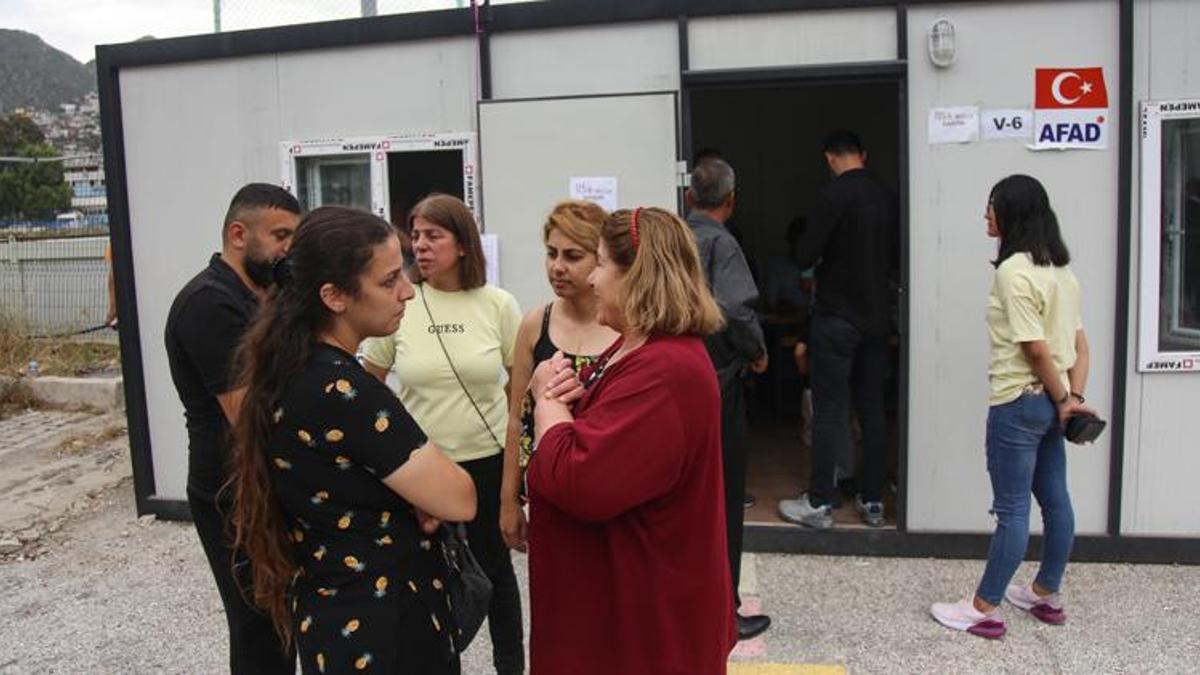 Depremzede seçmenler konteynerde oy kullandı.