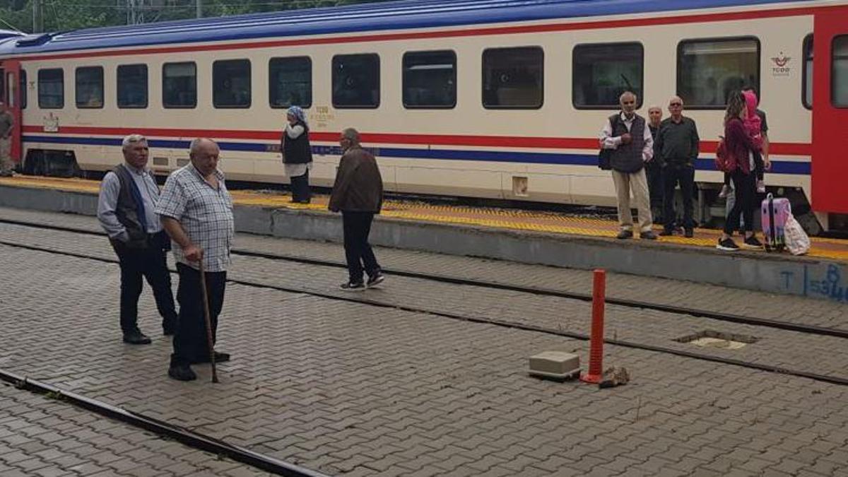 Trenle oy kullanmaya giden 200 yolcu, arıza nedeniyle yolda kaldı