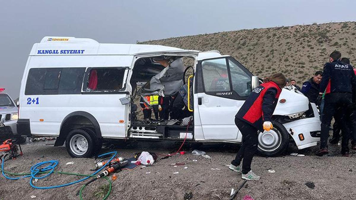 Sivas'ta yolcu minibüsü ile TIR çarpıştı; 4 ölü, 3 yaralı