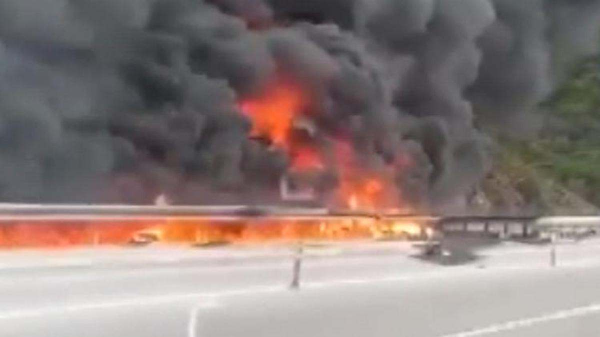 Antalya'da devrilen boya ve tiner yüklü TIR, alev alev yandı