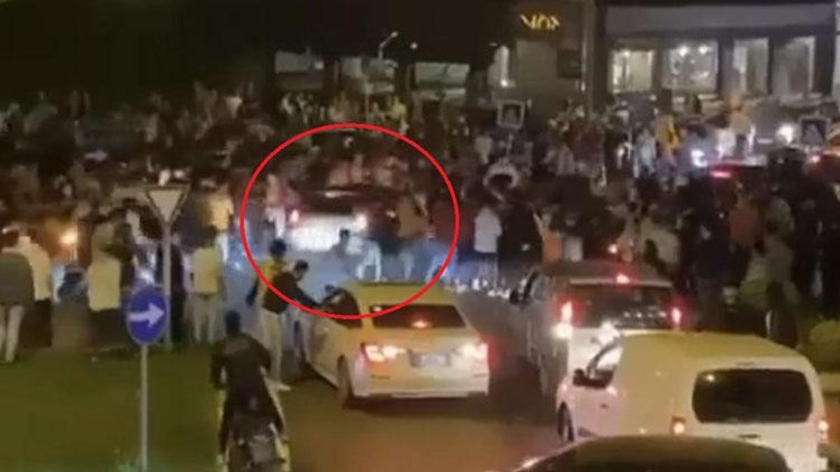 Bursa'da otomobil kutlama yapan Galatasaray taraftarlarının arasına daldı: 2 yaralı