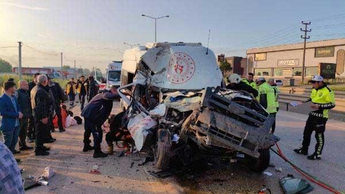 Sporcuları taşıyan minibüs hafriyat kamyonuna çarptı: 1 ölü, 16 yaralı