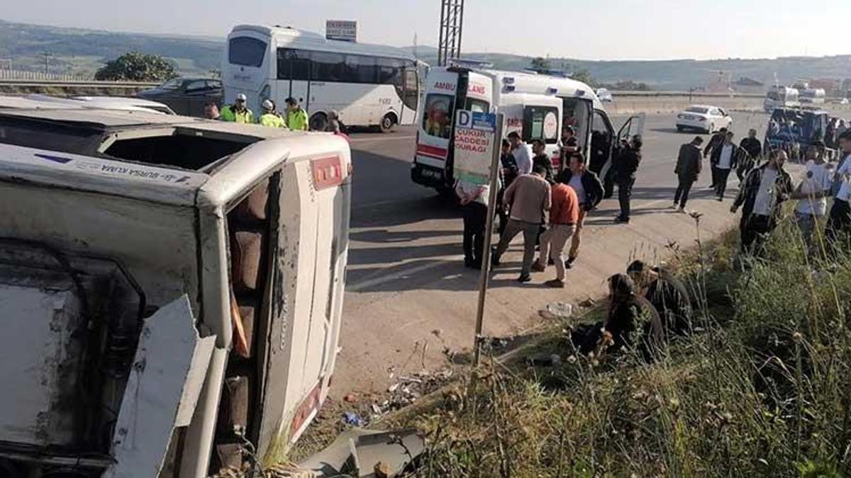 İşçi servis midibüsü TIR’a çarpıp devrildi! Yaralılar var