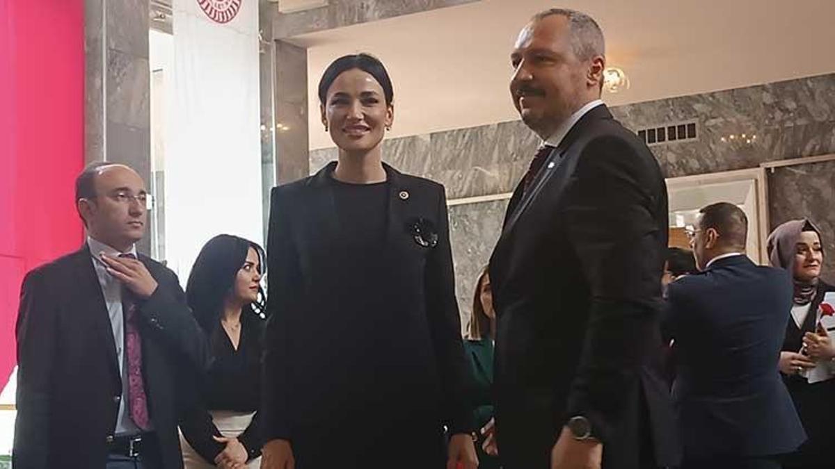 Türkiye güzeli Sarıbaş milletvekilliği kaydını yaptırdı