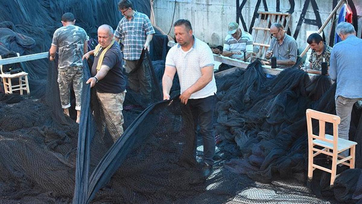 Karadeniz’de ağ mesaisi başladı, balıkçılar ağlarını onarıyor