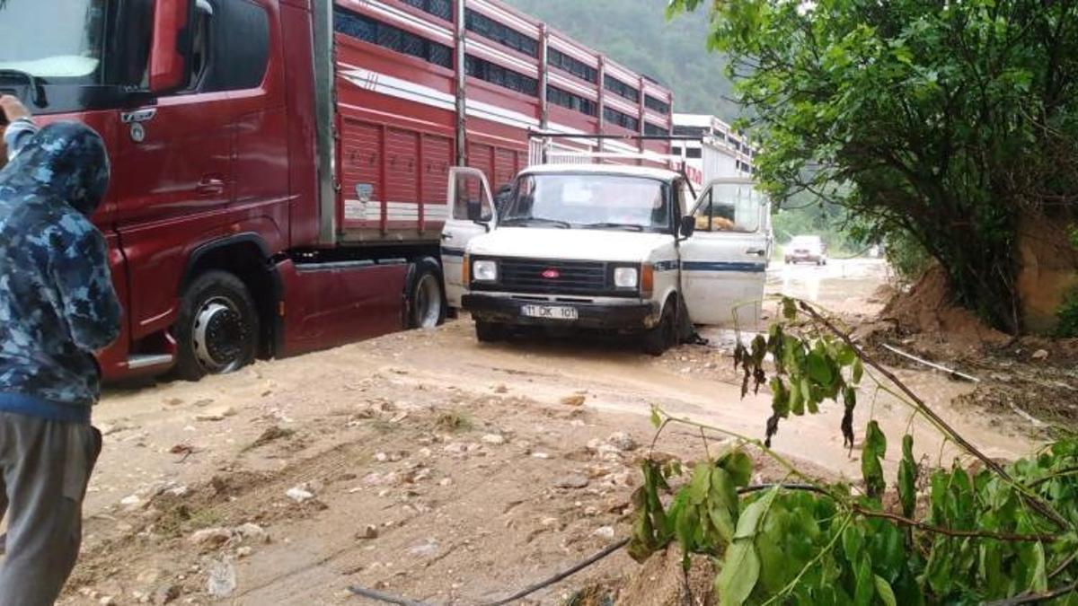 Sakarya Nehri taştı Söğüt-İnhisar yolu selden dolayı trafiğe kapandı