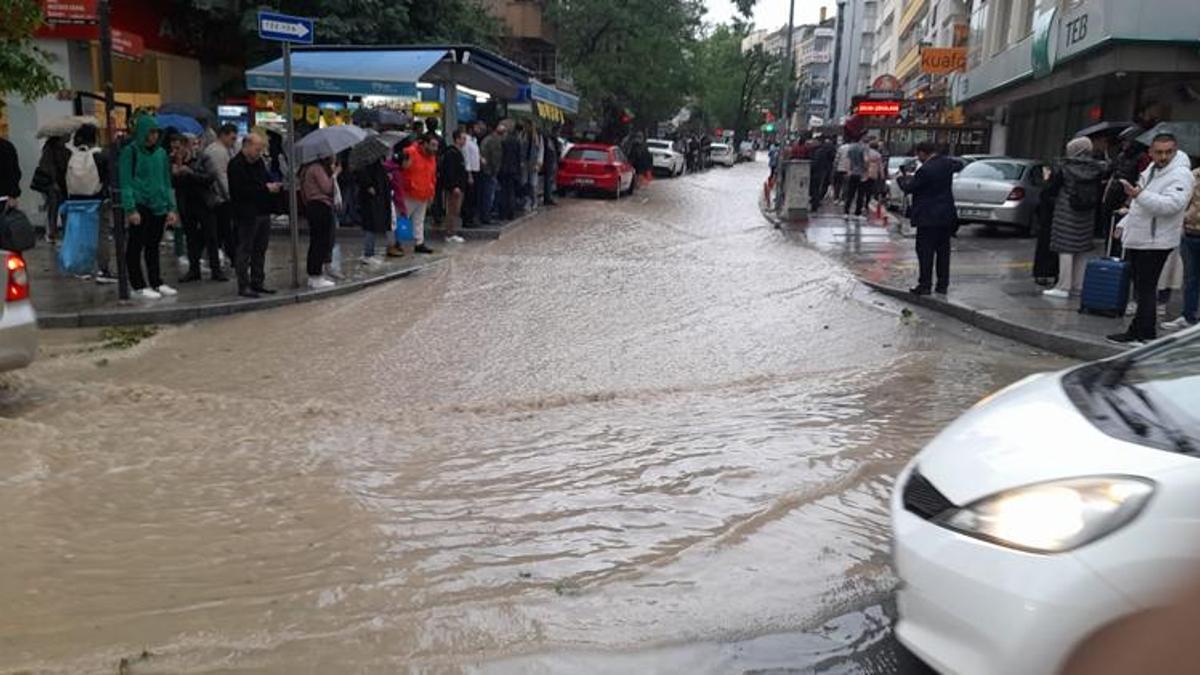 Ankara'da sağanak; yollar göle döndü