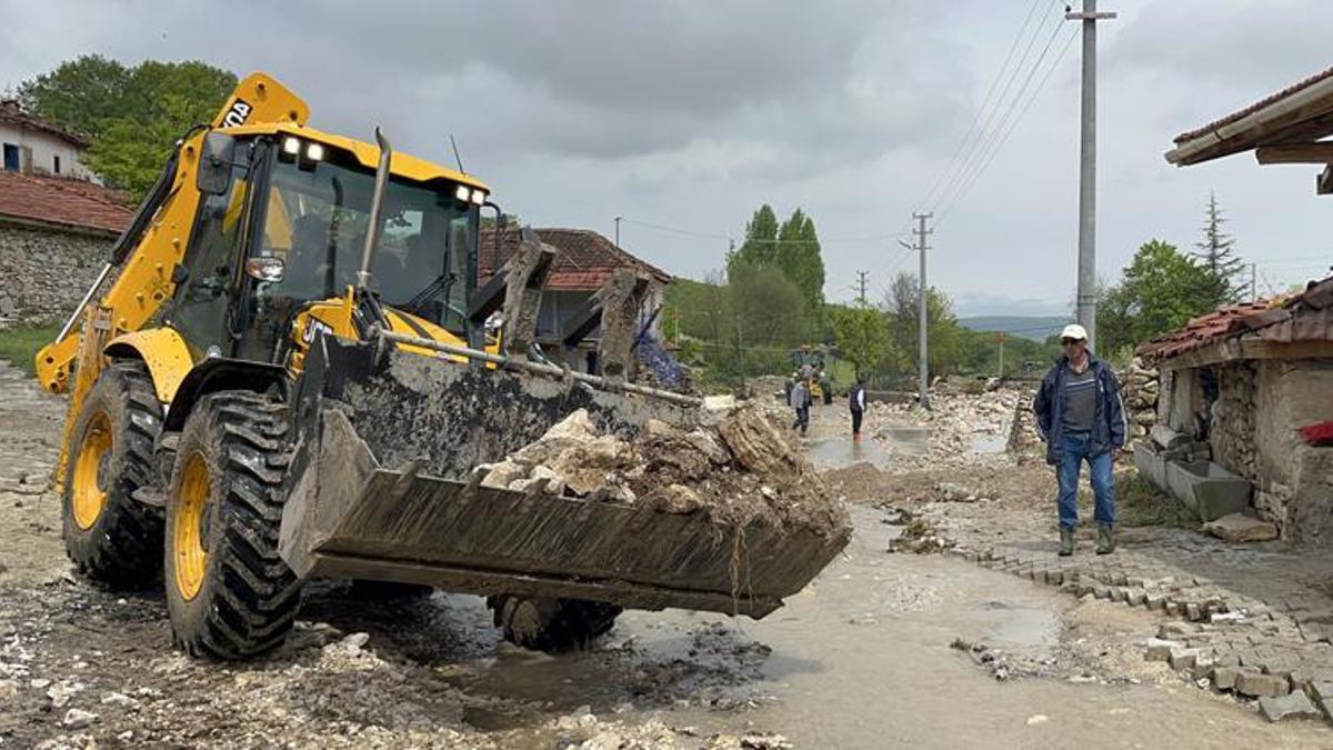 Seyitgazi'de sel suları çekildi, temizlik ve onarım başladı