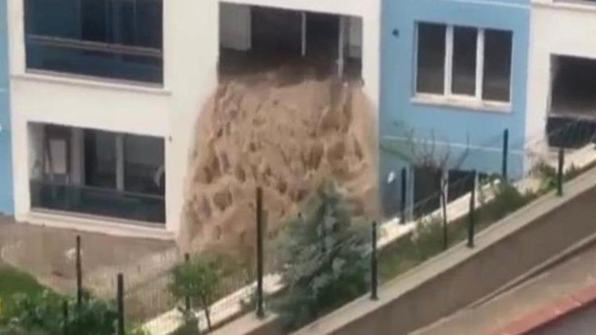 Ankara'da şaşkına çeviren görüntü! Sel suları apartmanın içinden geçti