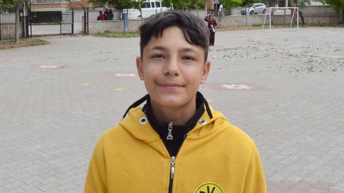 Yolda kimliğini düşüren öğrenciyi sınava polis yetiştirdi