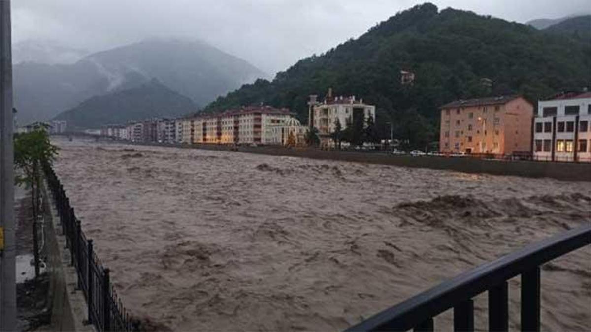 Kastamonu'da dere suları yükseldi, iş yeri ve evleri su bastı