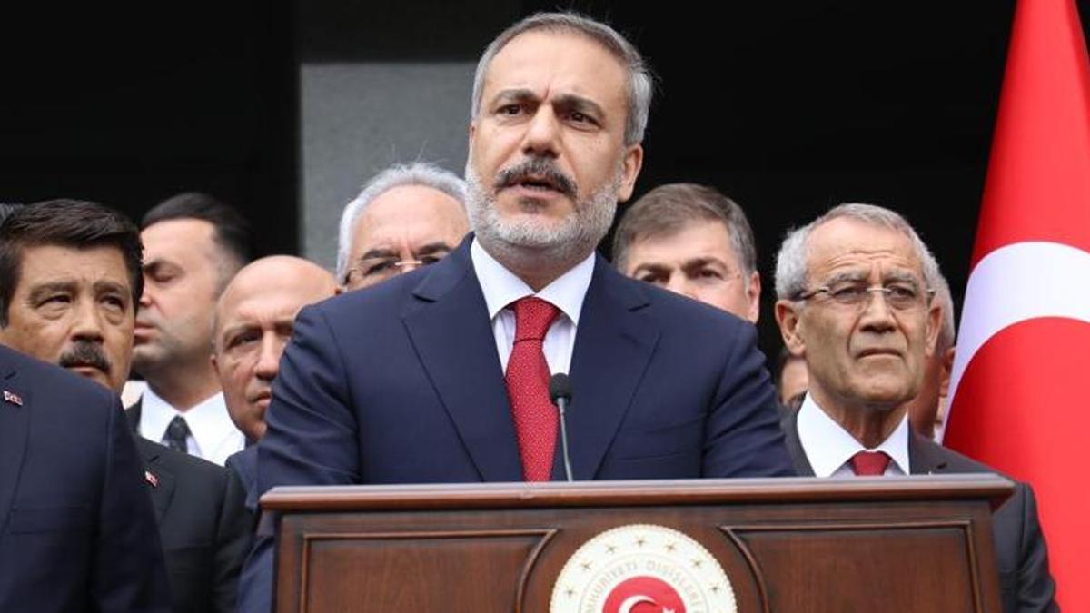 Dışişleri Bakanlığı'nda devir teslimi gerçekleşti! Hakan Fidan görevi devraldı
