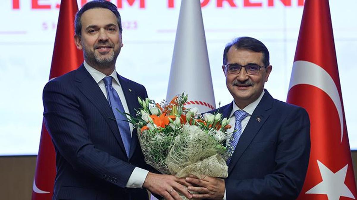 Enerji Bakanlığı'nda devir teslim töreni! Dönmez görevi Bayraktar'a devretti