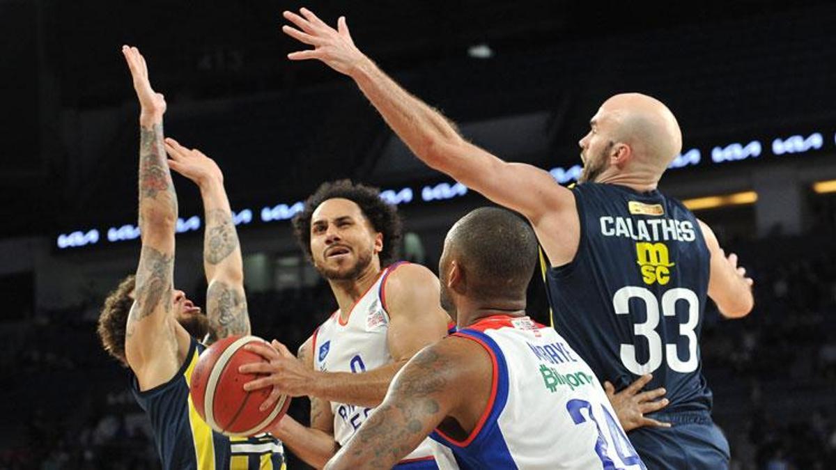 Anadolu Efes, Fenerbahçe Beko'yu 87-78 yenerek adını finale yazdırdı