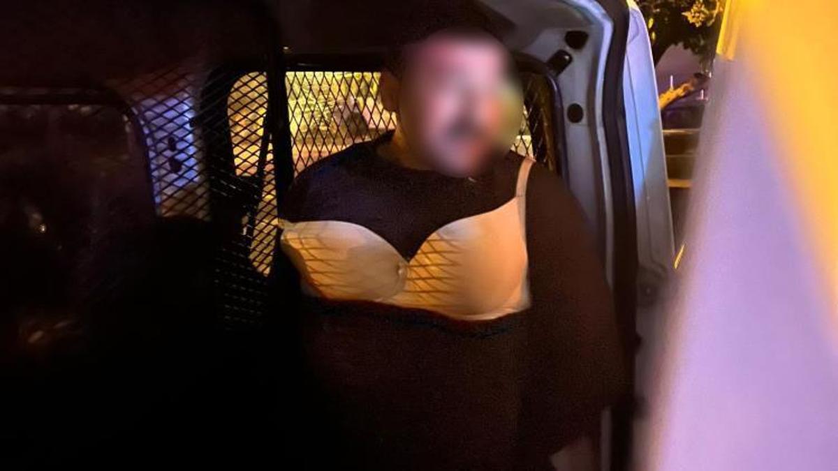 Kadın kılığında erkek! Böyle fark ettiler: Sütyen takıp makyaj yapmış