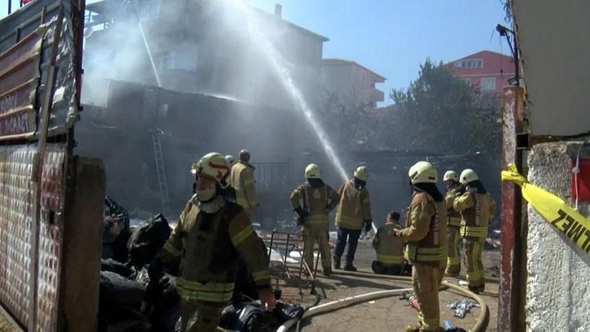 Pendik'te hurda deposu alev alev yandı