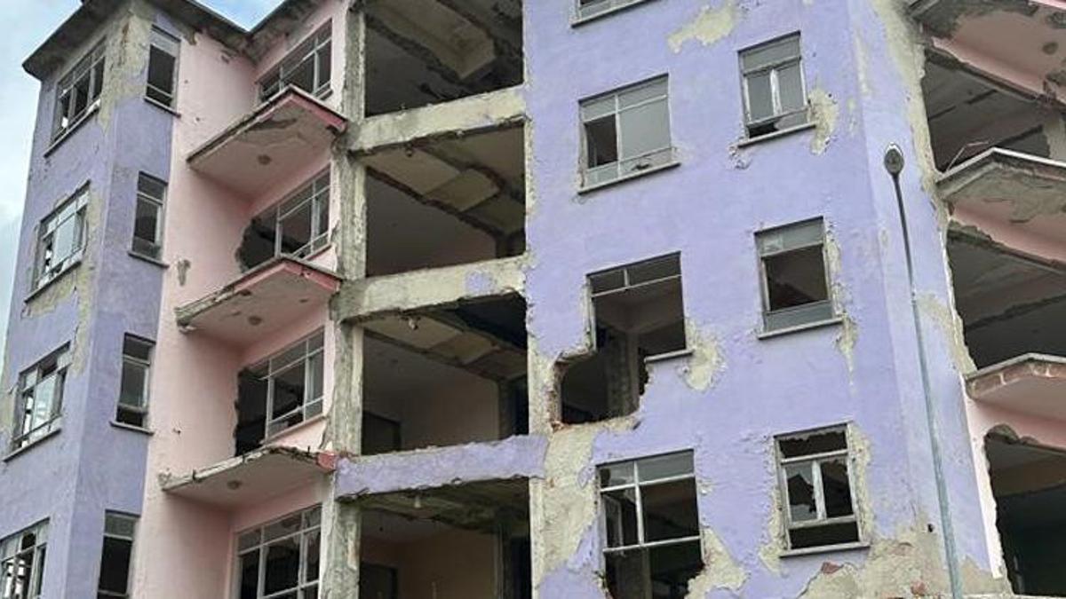 Gizemini Sadettin Teksoy bile çözememişti! 'Perili ev’ 45 yıl sonra yıkıldı