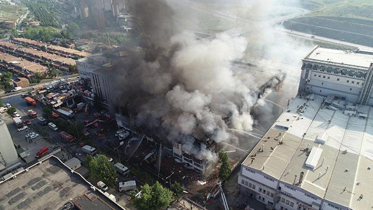 Başakşehir'de iş hanındaki yangını söndürme çalışmaları devam ediyor