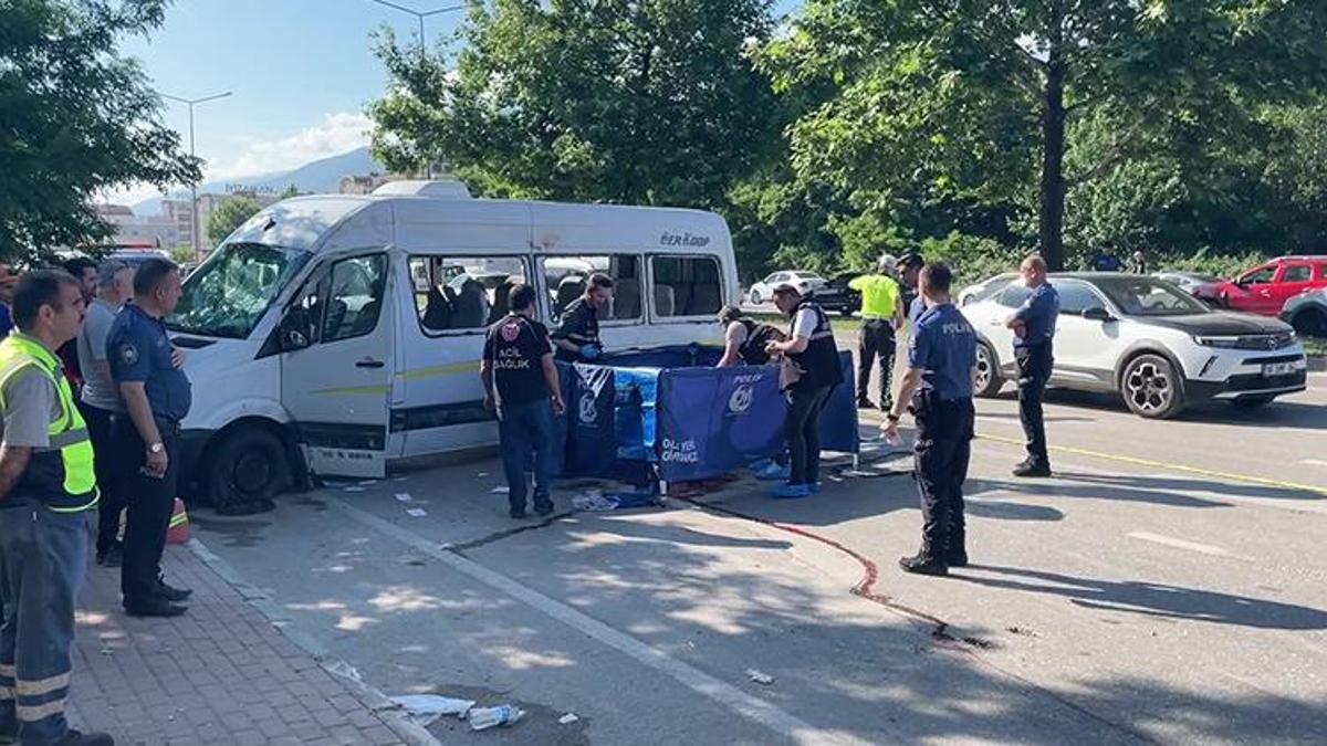 Bursa'da işçi servisi ile otomobil çarpıştı: 2 ölü, 9 yaralı