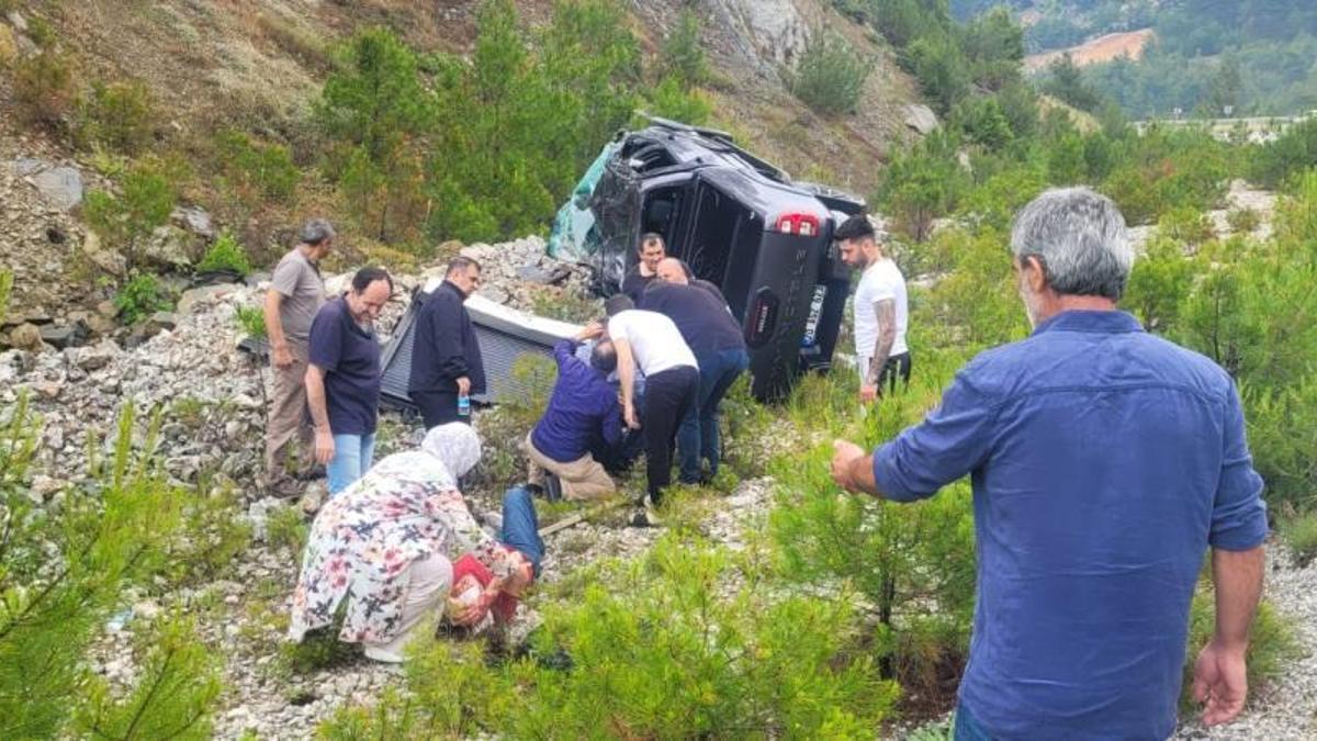Eski bakan Nihat Zeybekci trafik kazası geçirdi