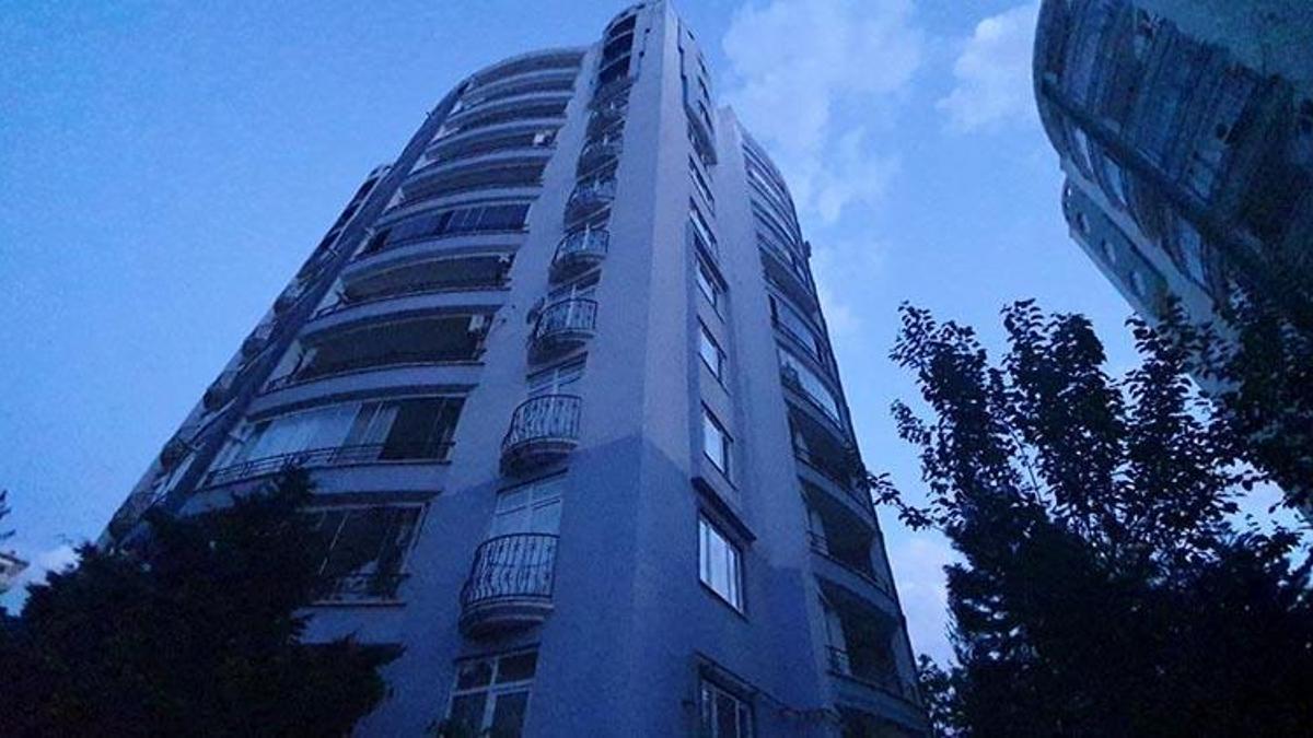 Annesi ve kız kardeşini odaya kilitleyip babasının boğazını kesti!
