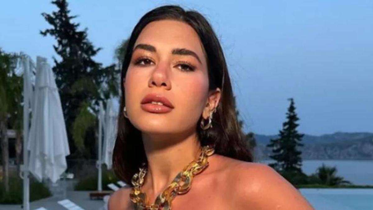 Fenomen Sibil Çetinkaya dekoltesiyle adından söz ettirdi!