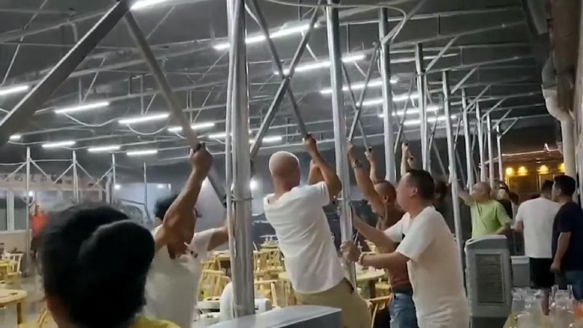 Çin’de şiddetli rüzgar tenteye tutunan insanları uçurdu