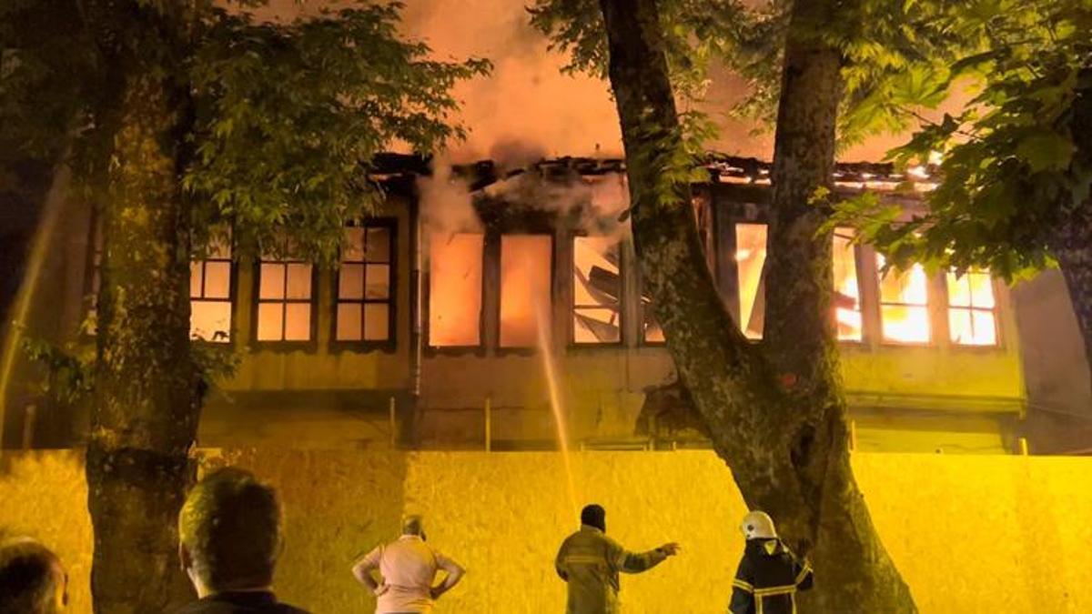 Bursa'da 2 katlı ahşap bina alev alev yandı