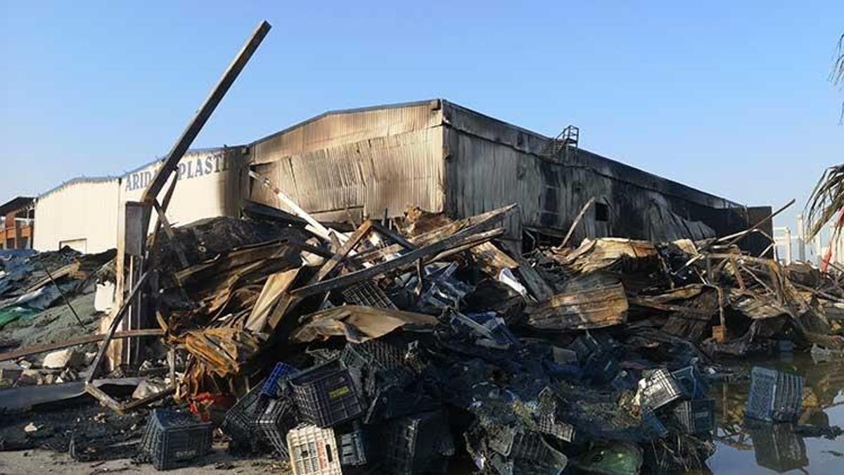 Plastik fabrikasında yangın! Hasarın boyutu gün ağarınca ortaya çıktı