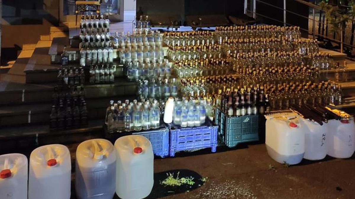 İstanbul’da bekçilerden dev operasyon: 200 litre sahte içki ele geçirildi