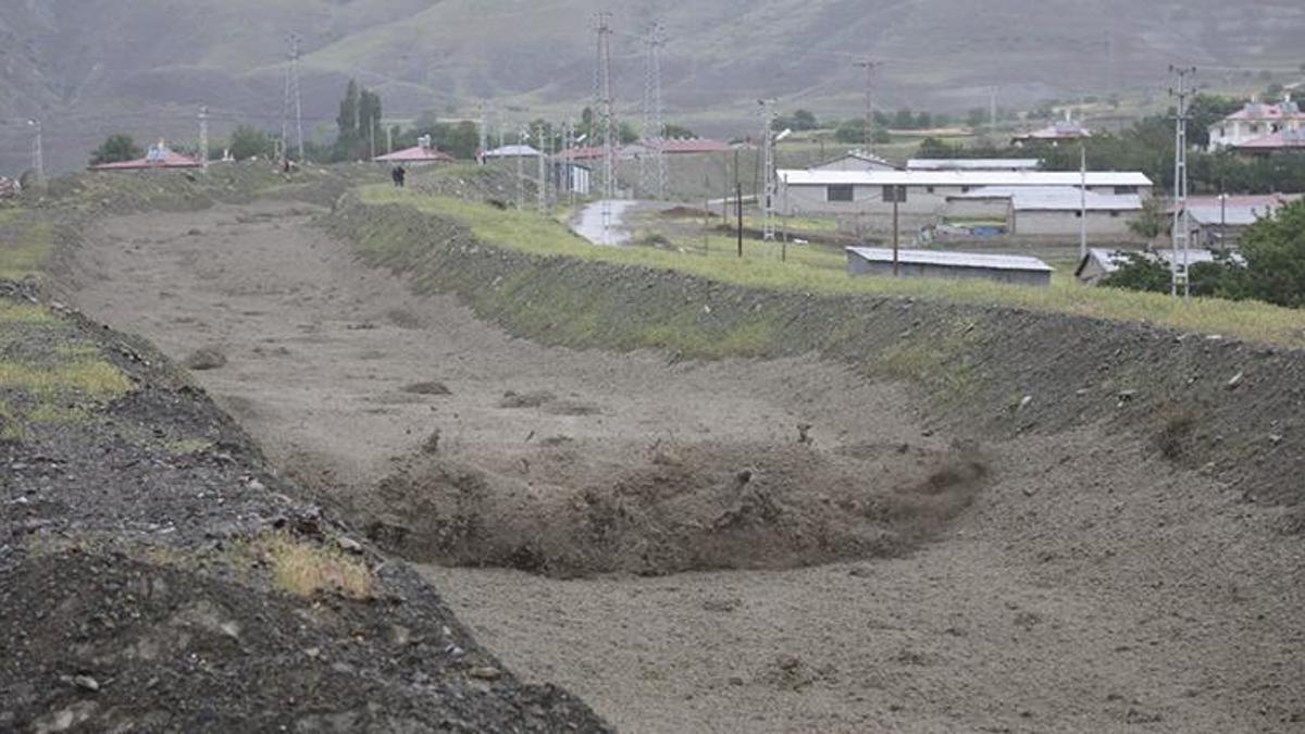 Erzincan'da sağanak sonrası derelerden sel geldi