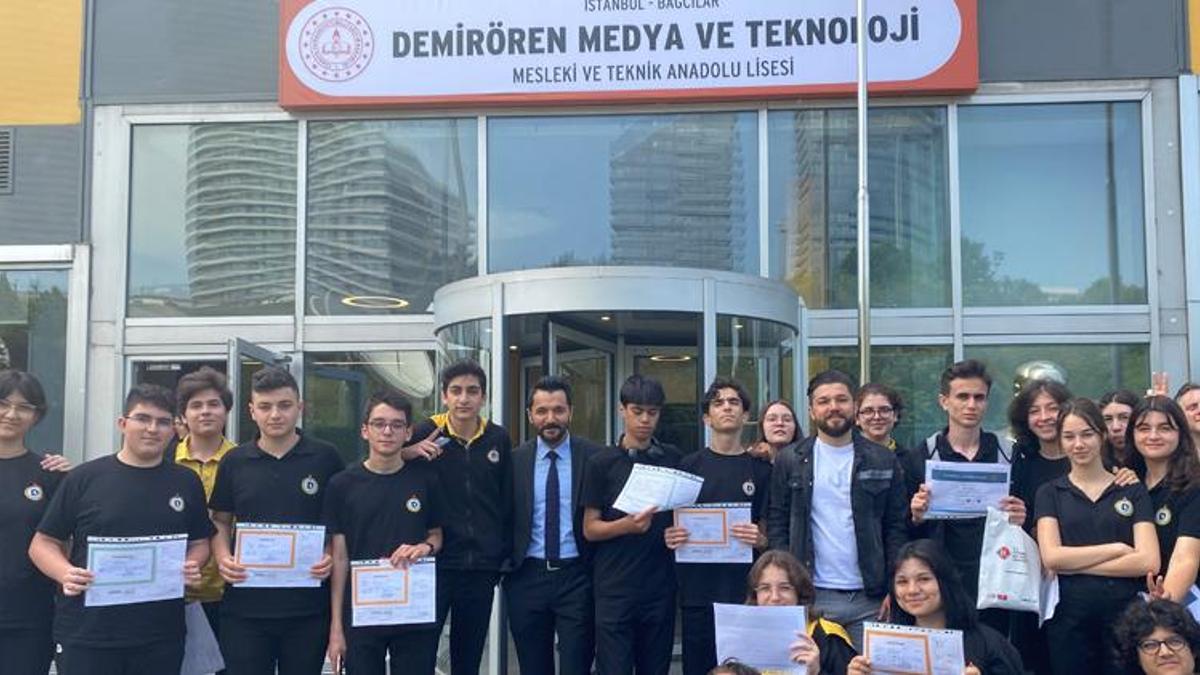 Demirören Medya Lisesi'nde karne heyecanı