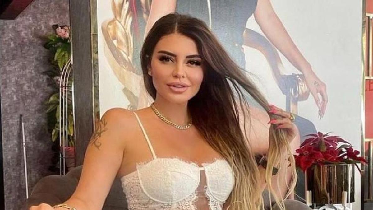 Ebru Polat dekoltesiyle sınırları zorladı!